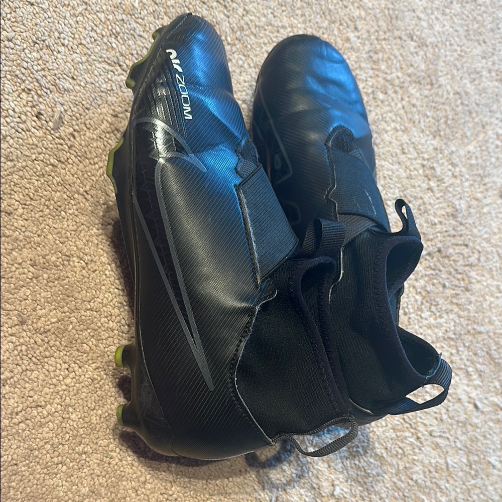 Nike Air Black Cleats Sleek Design No Laces Outdoor Soccer, Size Y4